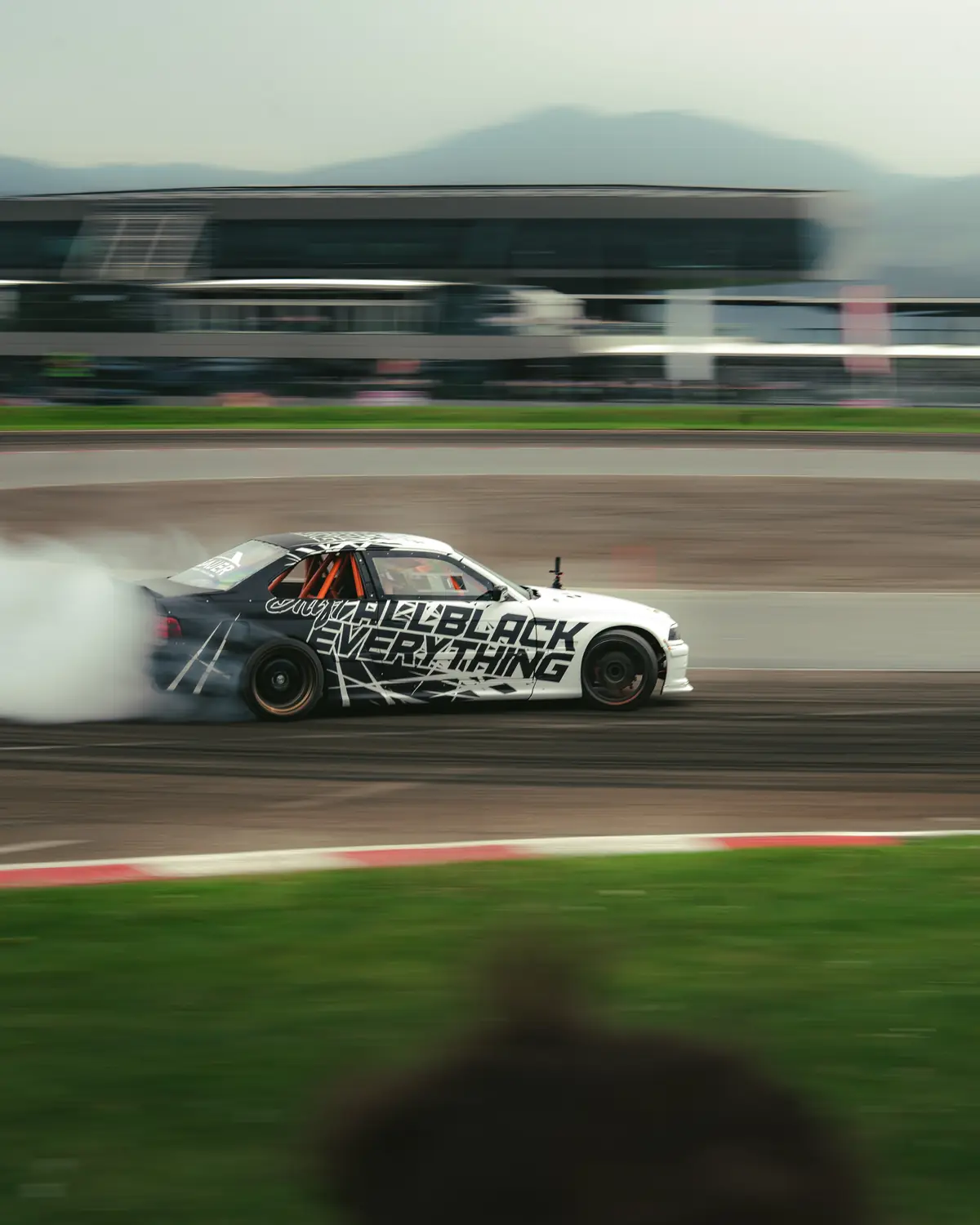 BMW im Drift mit Rauchentwicklung