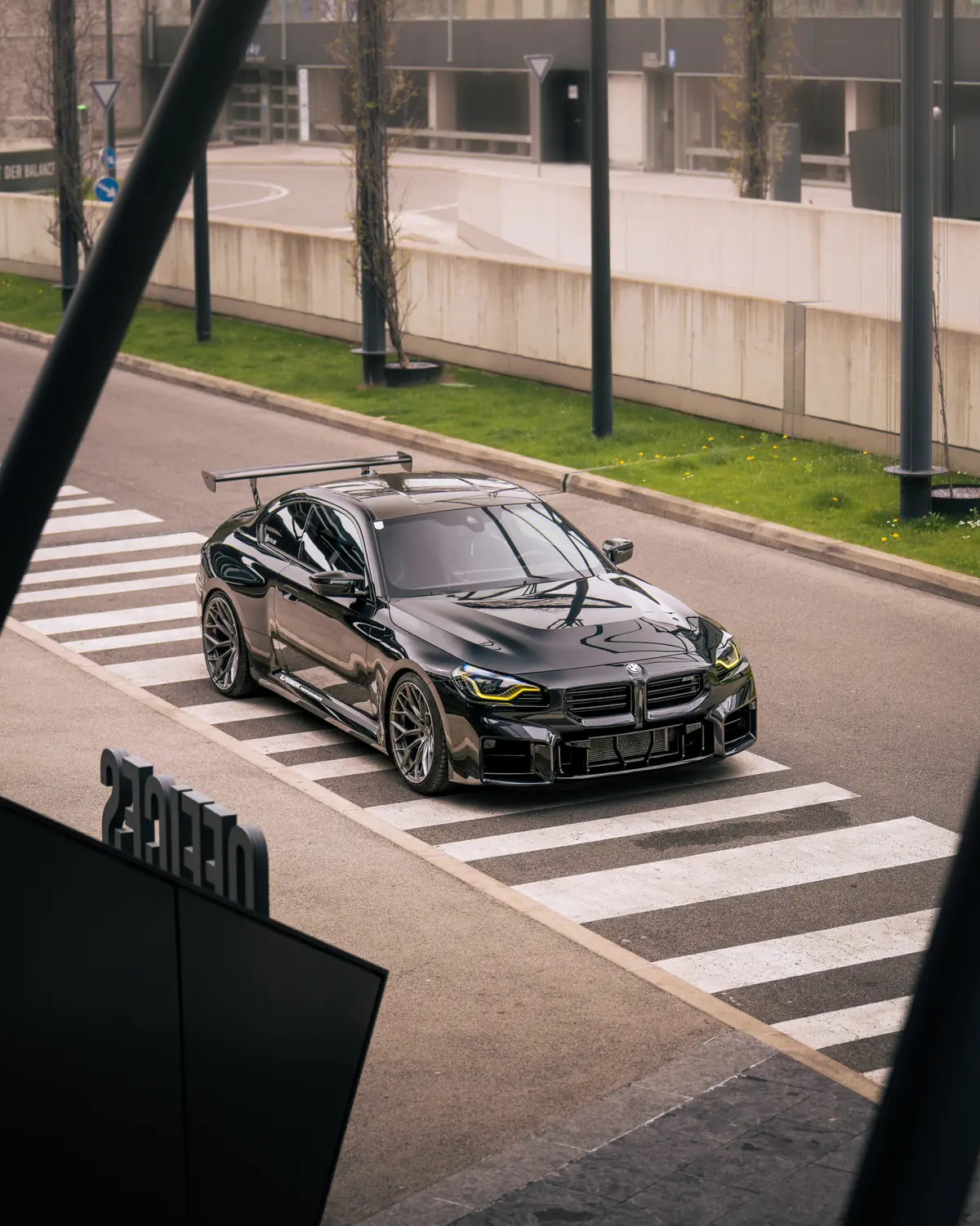 BMW M2 Frontansicht in urbaner Szene