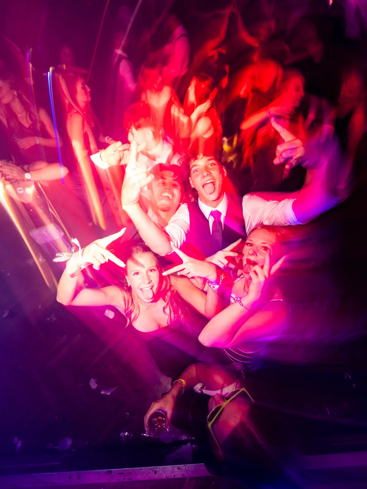 Feiernde Menschen mit Lichtspuren im Club