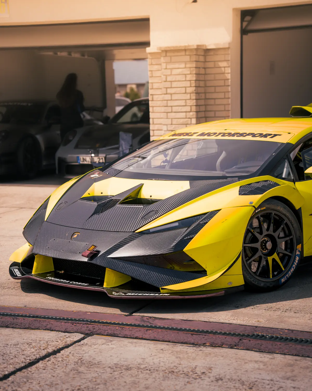Gelber Lamborghini von vorne